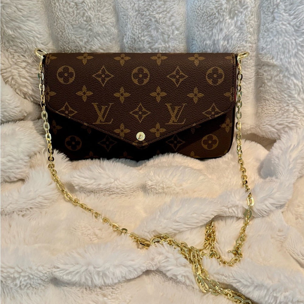 Louis Crossbody with gold chain